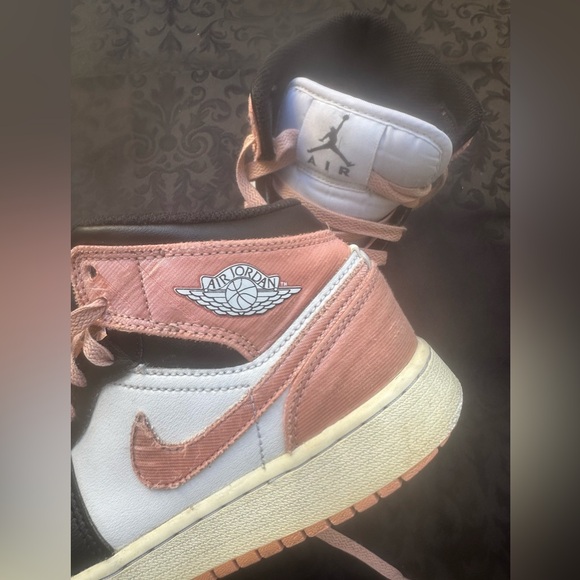 Air Jordan 1 Mid Madder Root (Gradeschool)
Size 5Y
EUC - Picture 4 of 6